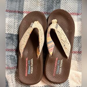 Skechers Relaxed Fit sandals
Size 9